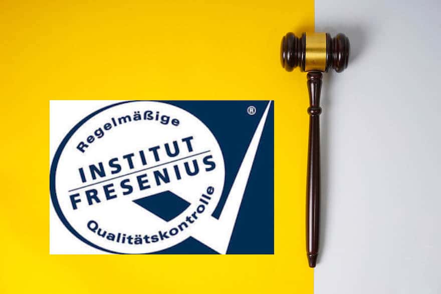 Fresenius-Bio-Siegel neben einem Gerichtshammer