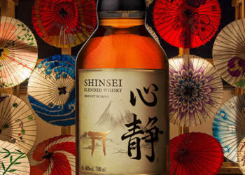 Shinsei Whisky vor Wand mit japanischen Schirmen