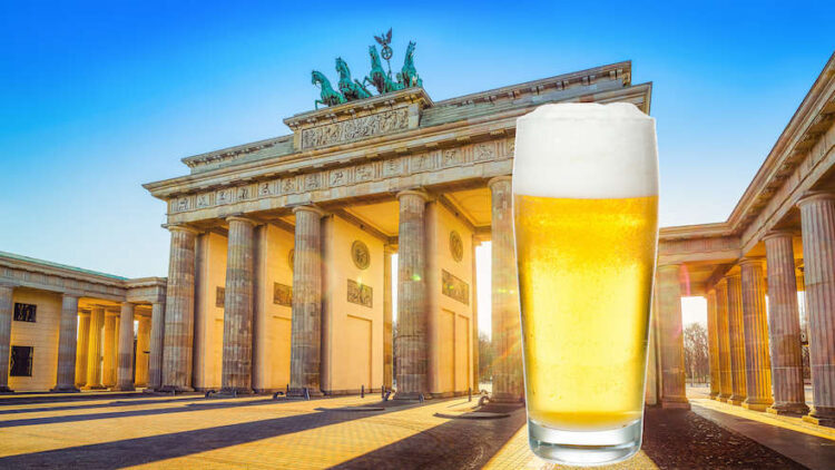 Bierglas vor dem Brandenburger Tor in Berlin