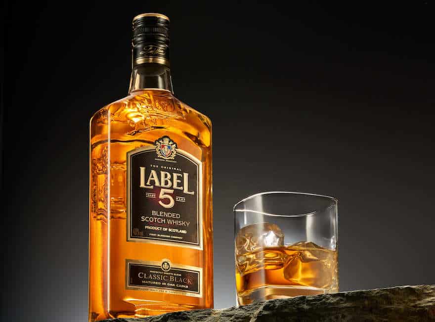 Flasche und Glas Label 5 Scotch