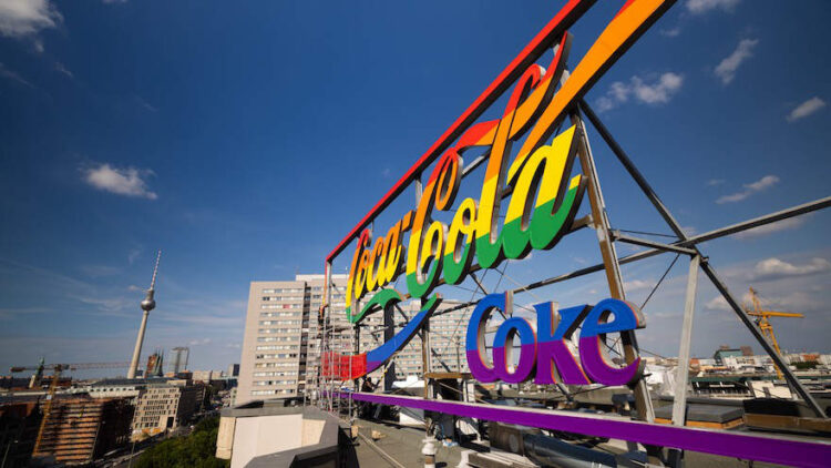 Coca-Cola-Schriftzug in Regenbogenfarben