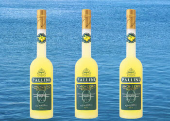 3 Flaschen Pallini Limonzero vor Meerwasser