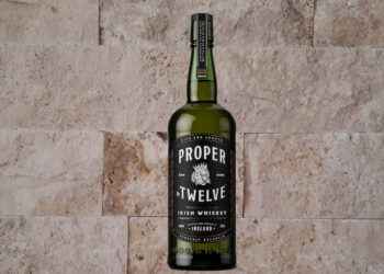 Flasche Proper No. 12 Irish Whiskey vor Steinmauer