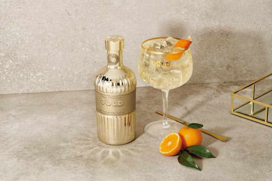 Gin Gold-Flasche mit Tonic-Glas