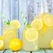Foto hausgemachte Limonade in Gläsern und Krug