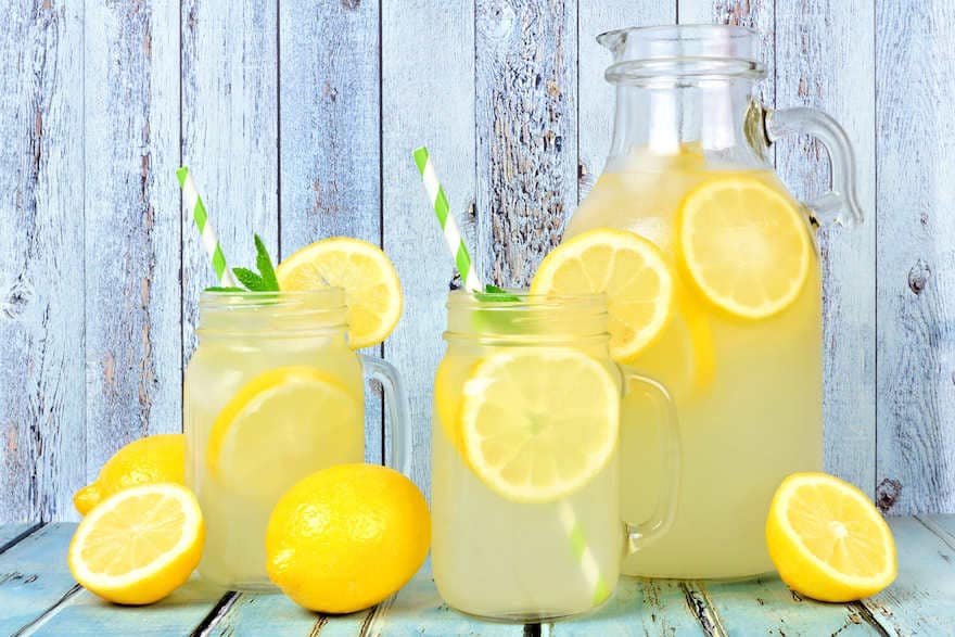 Foto hausgemachte Limonade in Gläsern und Krug