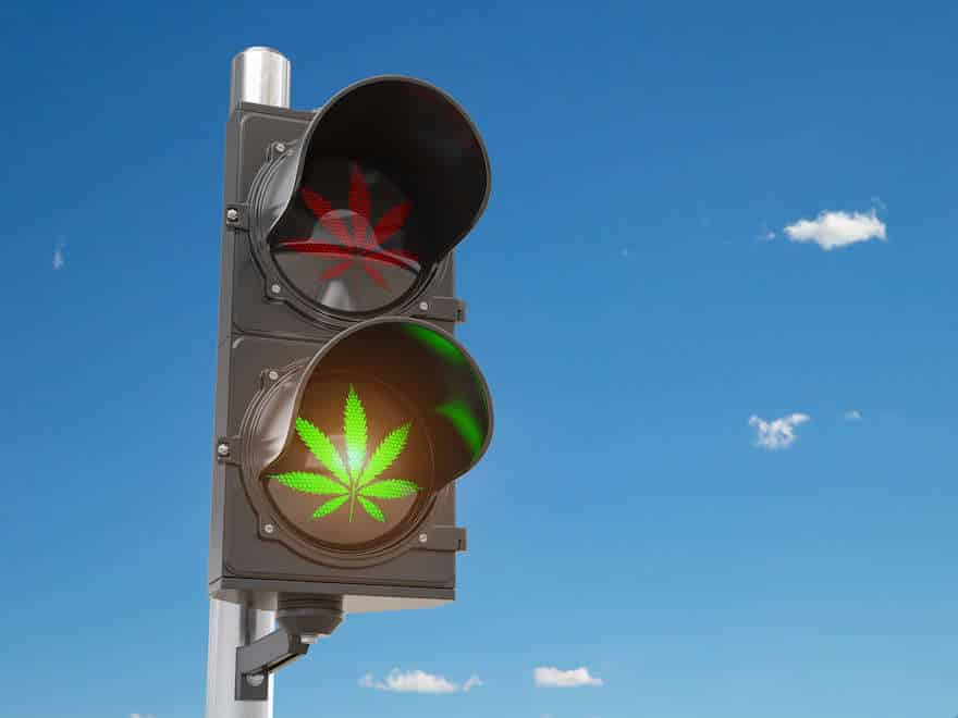 Grüne Ampel mit Cannabisblatt