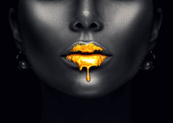 Frauengesicht mit goldenen Lippen