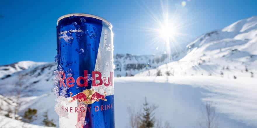 Red Bull-Dose in Schneelandschaft