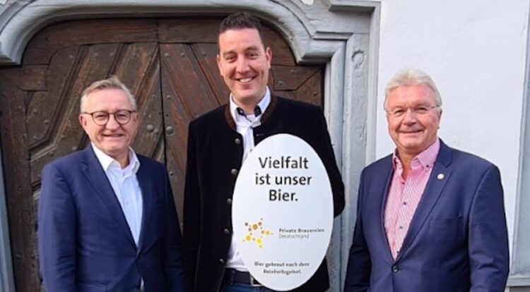 Martin Schimpf (Mitte) mit dem Verbandsgeschäftsführer Roland Demleitner (links) und dem bisherigen Präsidenten Detlef Projahn