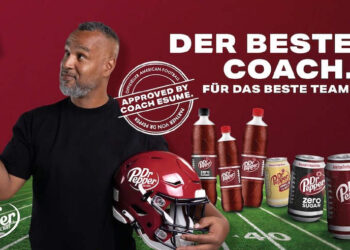 Patrick Esume mit Dr Pepper-Produkten im American-Football-Look