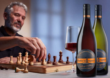 Mann beim Schachspielen mit zwei Flaschen "Burgunderstunde"