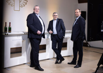 Die Geschäftsführer Christof Queisser (Vorsitz, Mitte), Dr. Mike Eberle (links) und Frank Albers
