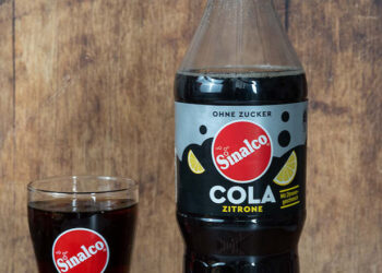 Flasche der neuen Sorte Sinalco Cola zuckerfrei +Zitrone mit einem Glas