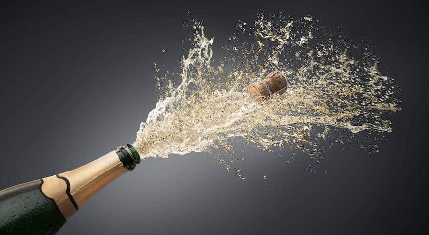 Korken fliegt aus Champagnerflasche