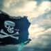 Piratenflagge vor wolkigem Himmel