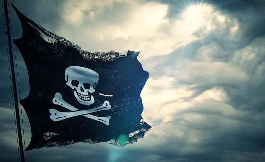 Piratenflagge vor wolkigem Himmel