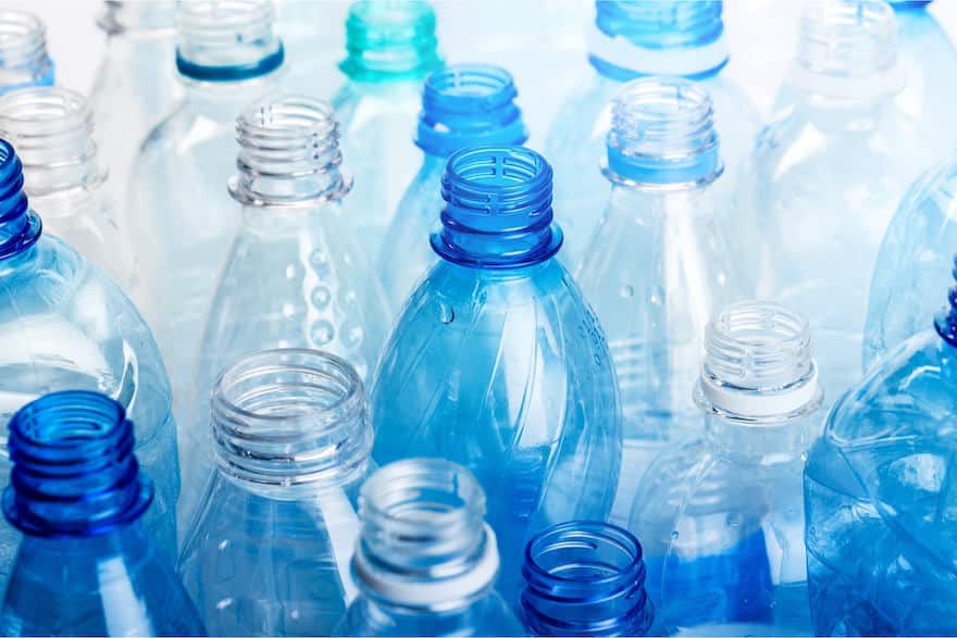verschiedene leere PET-Wasser-Flaschen