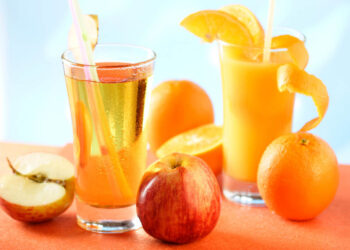 Gläser mit Apfel- und Orangensaft