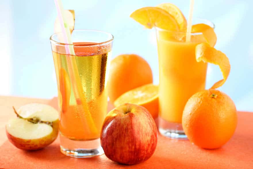 Gläser mit Apfel- und Orangensaft