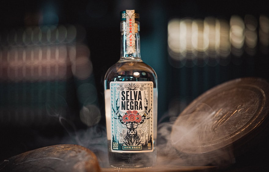 Selva Negra-Flasche zwischen Holzfässern