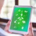 Tablet-Bildschirm mit Symbolen der Nachhaltigkeit