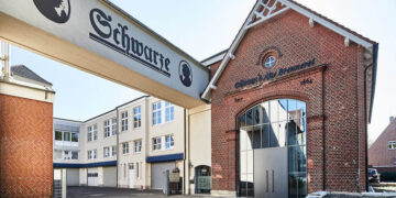 Außenansicht der in eine Barschule umgebauten Brennerei