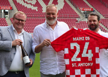 David Schössler (Direktor Vermarktung & Partnermanagement bei Mainz 05), Dirk Würtz (Geschäftsführer St. Antony), und Dennis Elger (Associate Director bei Infront Germany) (v.l.n.r.)