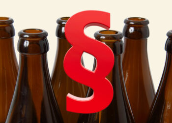 Fotomontage Mehrweg-Bierflaschen und Paragraphen-Zeichen