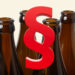 Fotomontage Mehrweg-Bierflaschen und Paragraphen-Zeichen
