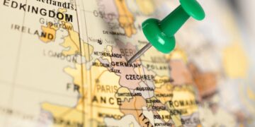 Ausschnitt aus Globus mit grünem Pin auf Deutschland