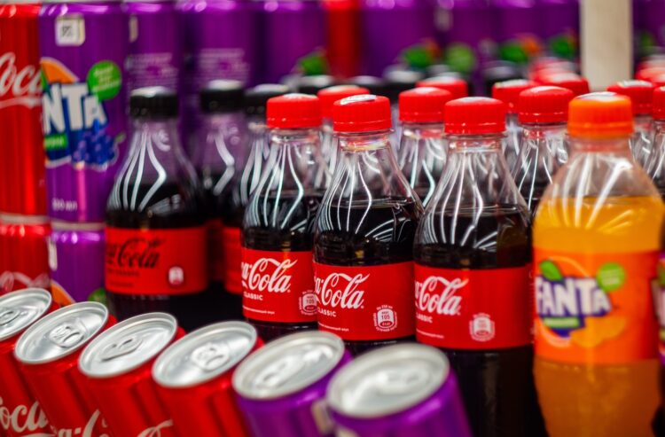 Coca-Cola- und Fanta-Flaschen im Lebensmittelhandel