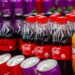 Coca-Cola- und Fanta-Flaschen im Lebensmittelhandel