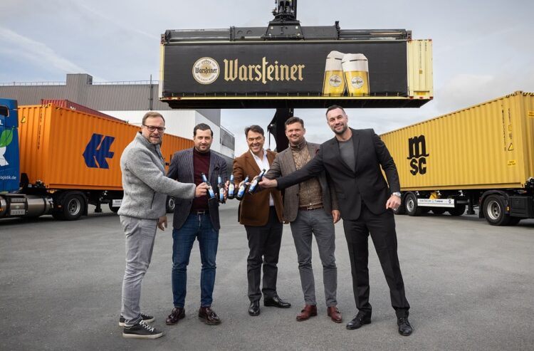 Foto Warsteiner- und Thielmann-Manager mit Containern.