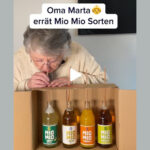 Ältere Dame probiert Limonaden-Sorten