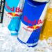Zwei Dosen Red Bull und andere Energydrinks auf Eis