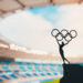 Statue mit Olympischen Ringen in einem Stadion