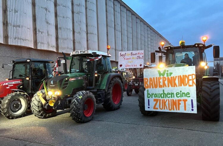 Traktorkonvoi auf dem Gelände des Badischen Winzerkellers