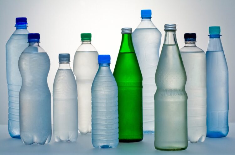 Mineralwasser in verschiedenen Flaschen