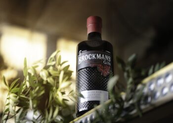 Eine Flasche Brockmans Gin auf einem Metallbord