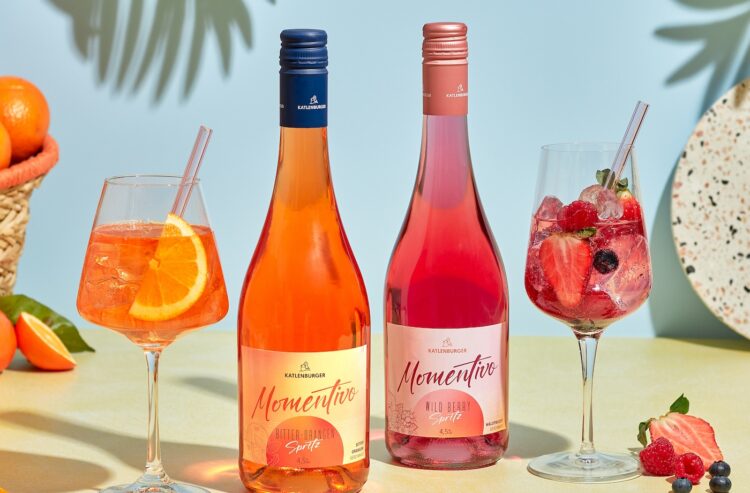 Mood-Foto mit den Flaschen der beiden Sorten und Cocktails in Gläsern