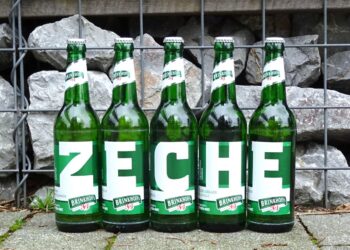 Fünf Bierflaschen, die das Wort "Zeche" bilden
