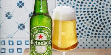Foto Heineken-Flasche und Bierglas der Deutschen Bahn