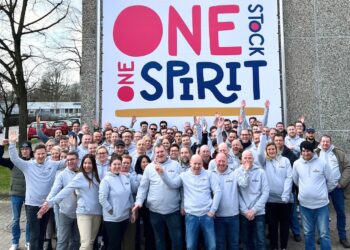 Belegschaft in Hamburg mit Transparent "One Stock One Spirit"