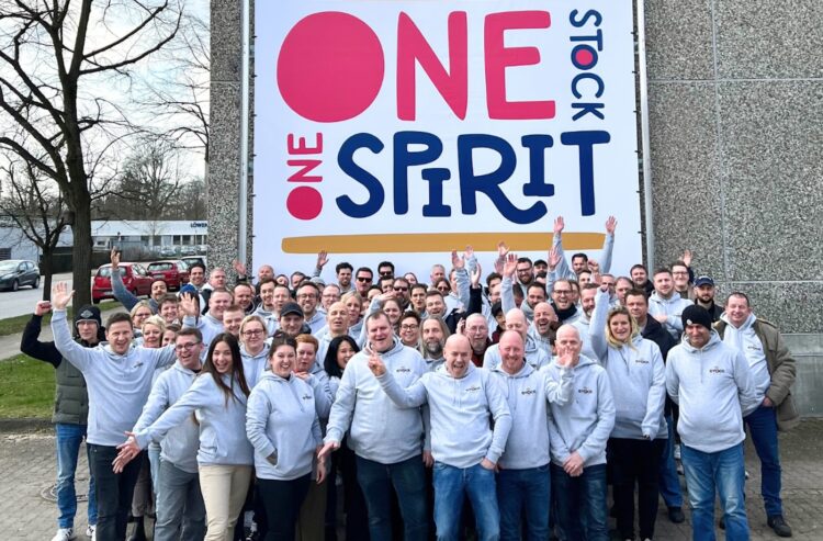 Belegschaft in Hamburg mit Transparent "One Stock One Spirit"