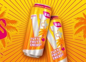 Zwei Dosen Veltins V+ Tutti Frutti Energy vor knalligem Hintergrund