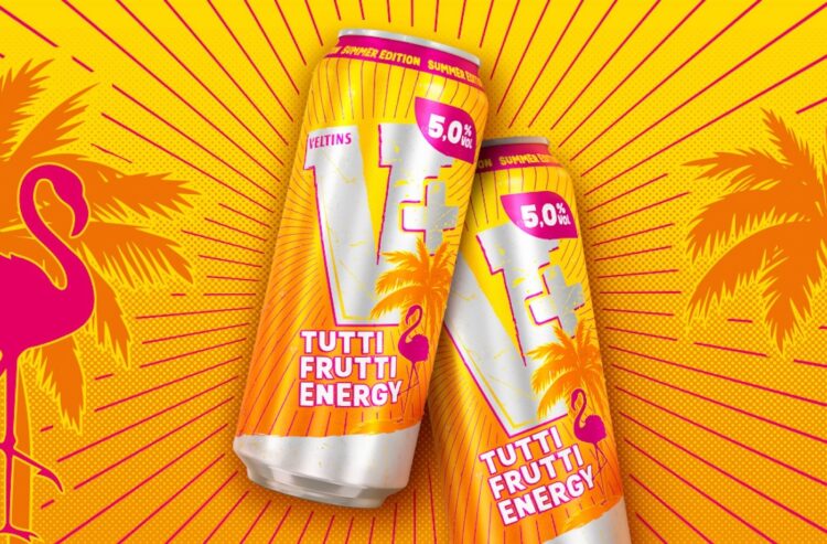 Zwei Dosen Veltins V+ Tutti Frutti Energy vor knalligem Hintergrund