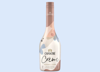 Eine Flasche Chantré Crème vor hellblauem Hintergrund