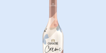 Eine Flasche Chantré Crème vor hellblauem Hintergrund