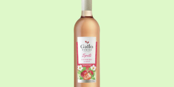 Eine Flasche Gallo Family Vineyards Spritz Strawberry & Mint